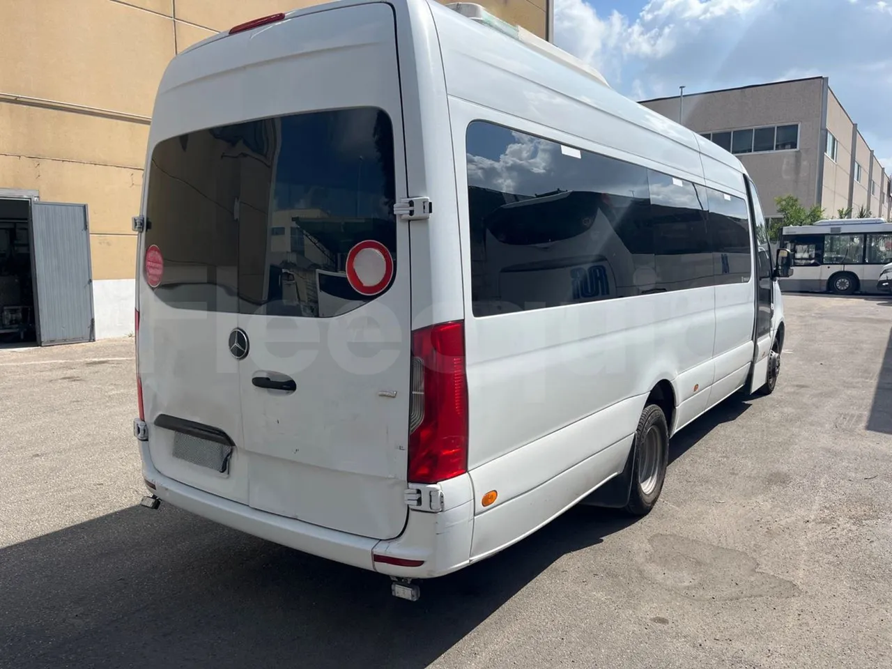 Mercedes-Benz Sprinter 518CDI/ Euro 6 - 120 Kw - 7,767Mt - 3/4 right rear doors closed