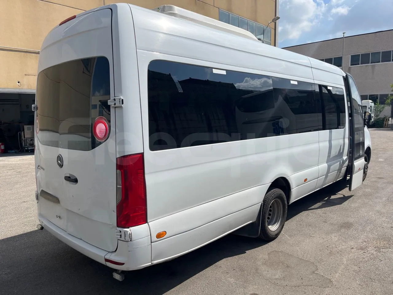 Mercedes-Benz Sprinter 518CDI/ Euro 6 - 120 Kw - 7,767Mt - 3/4 right rear doors open