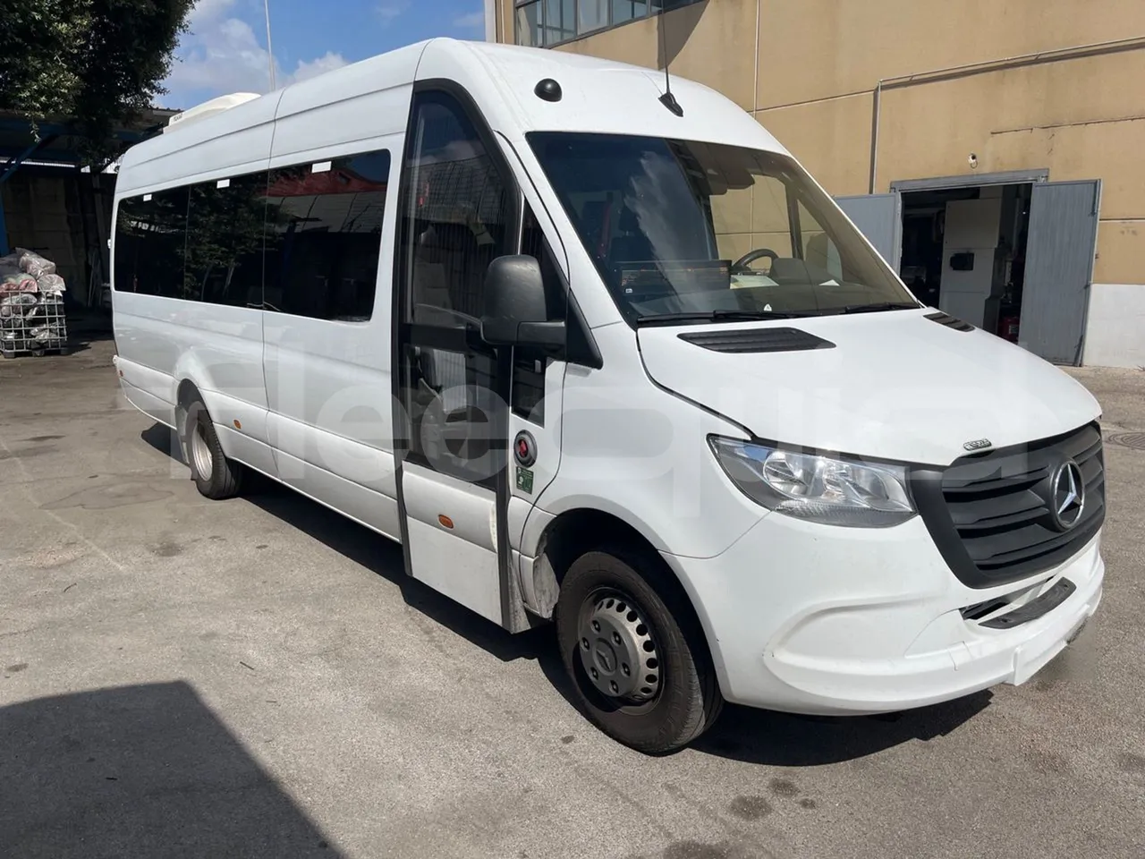 Mercedes-Benz Sprinter 518CDI/ Euro 6 - 120 Kw - 7,767Mt - Base cover photo