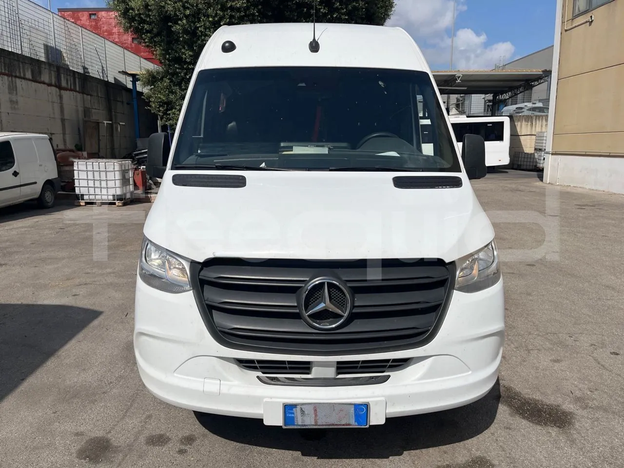 Mercedes-Benz Sprinter 518CDI/ Euro 6 - 120 Kw - 7,767Mt - front photo