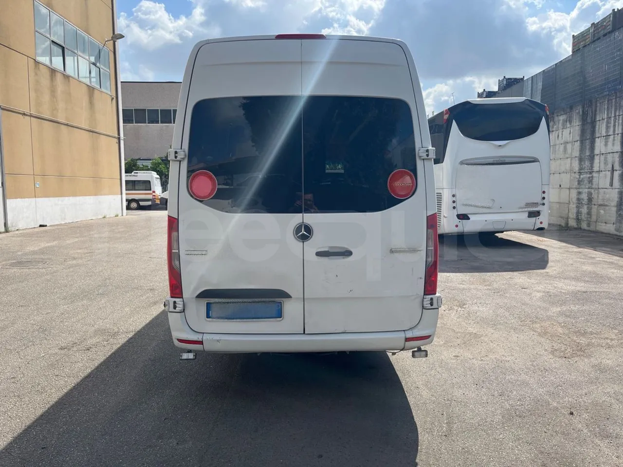 Mercedes-Benz Sprinter 518CDI/ Euro 6 - 120 Kw - 7,767Mt - rear hatch closed