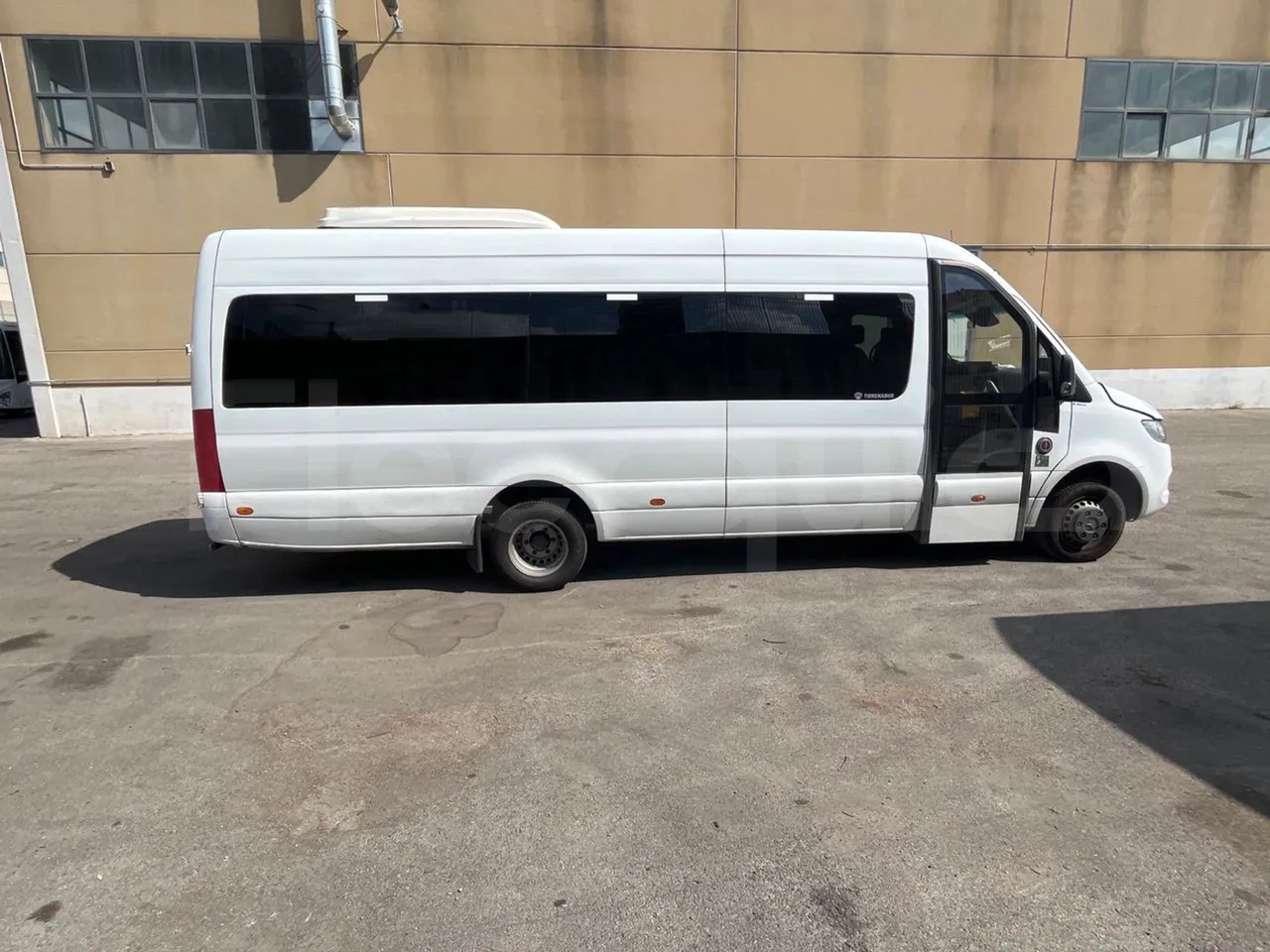Mercedes-Benz Sprinter 518CDI/ Euro 6 - 120 Kw - 7,767Mt - right side doors closed