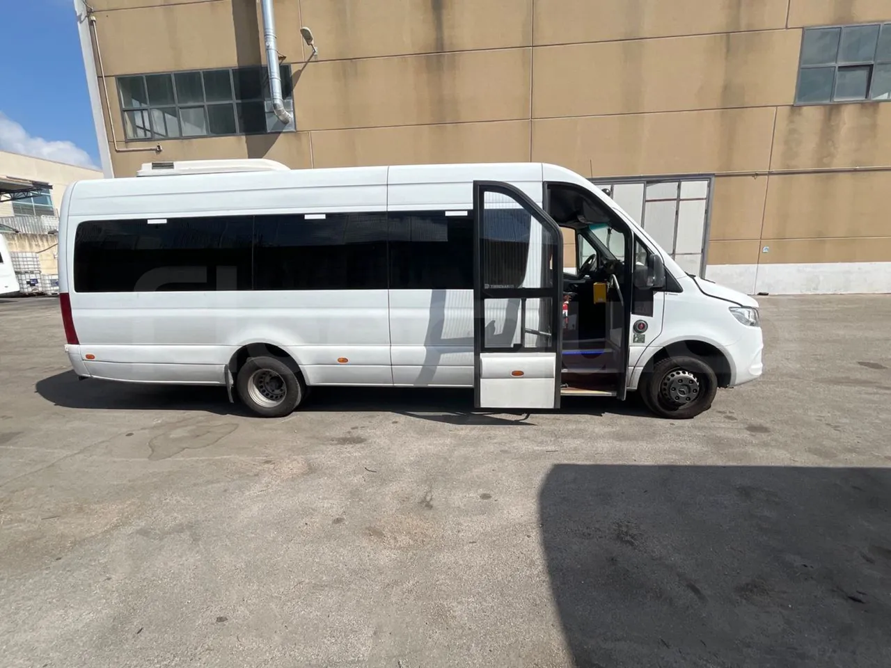 Mercedes-Benz Sprinter 518CDI/ Euro 6 - 120 Kw - 7,767Mt - right side doors open