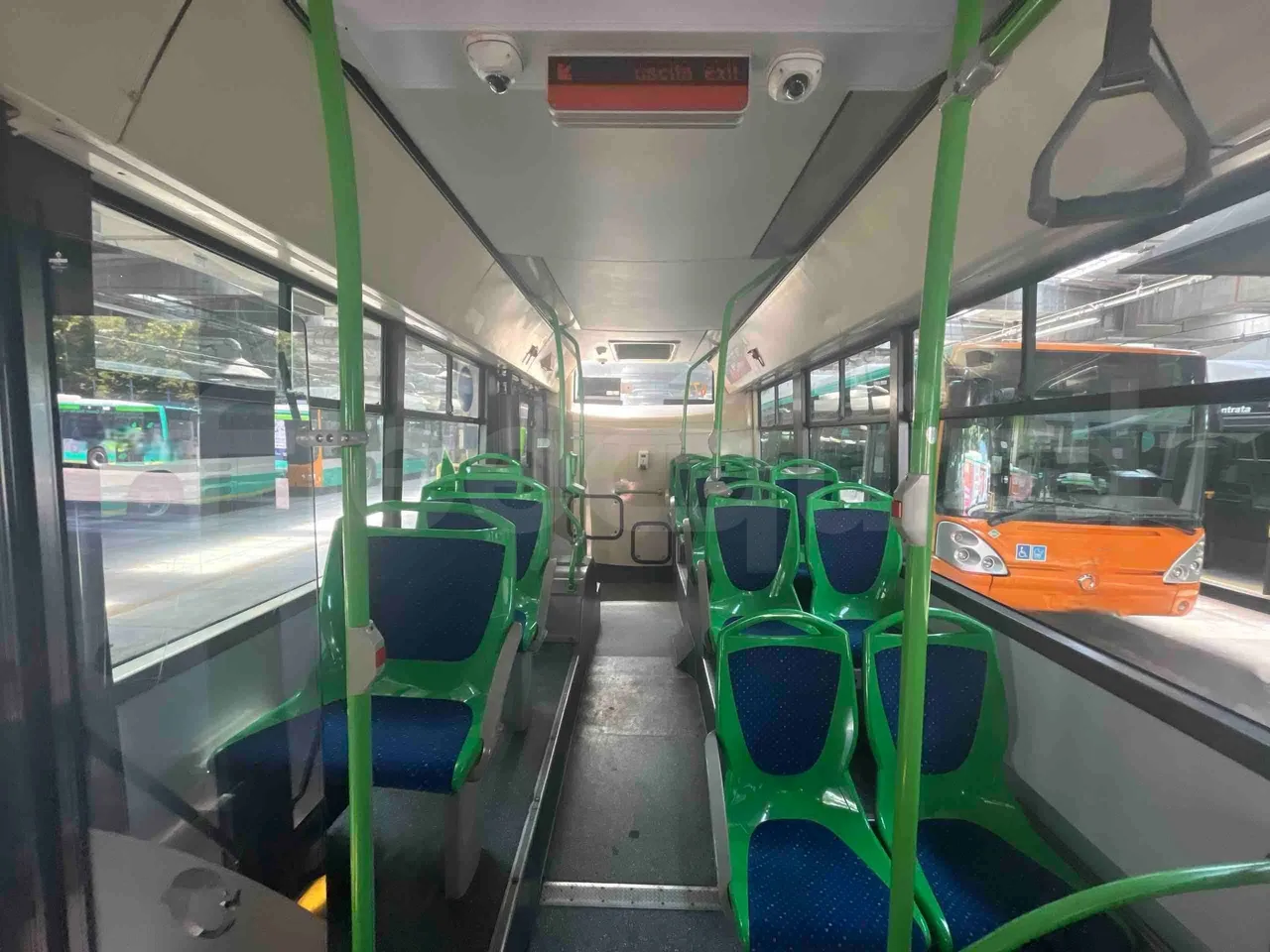 Iveco Citelis - reverse view middle aisle