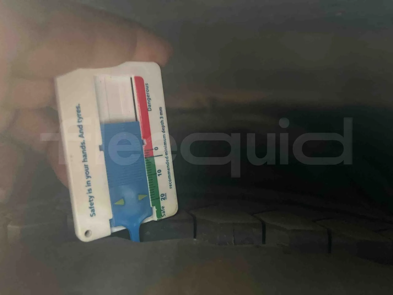 Iveco Citelis - tread condition front tires right