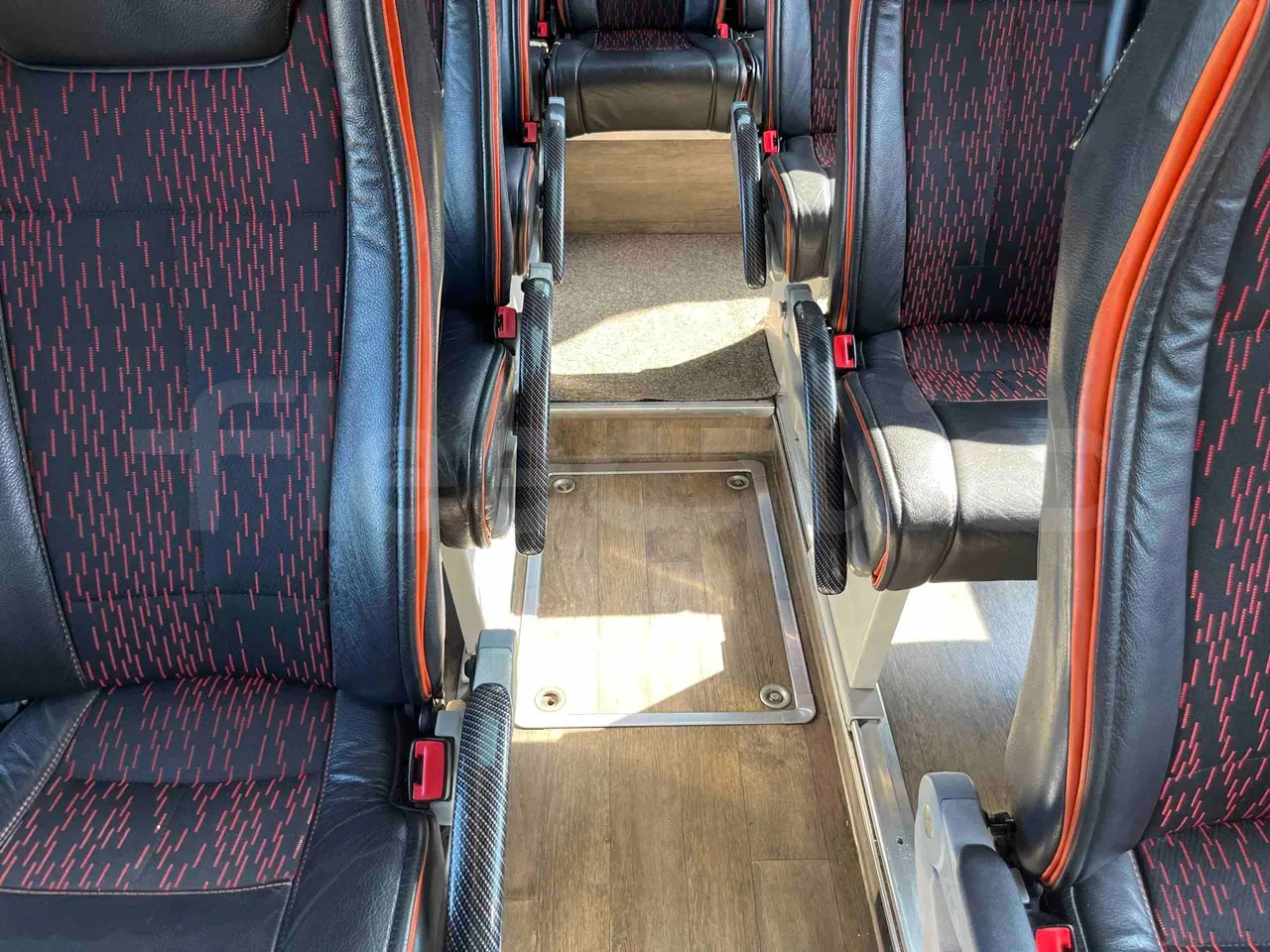 Iveco Magelys - floor hatches photo