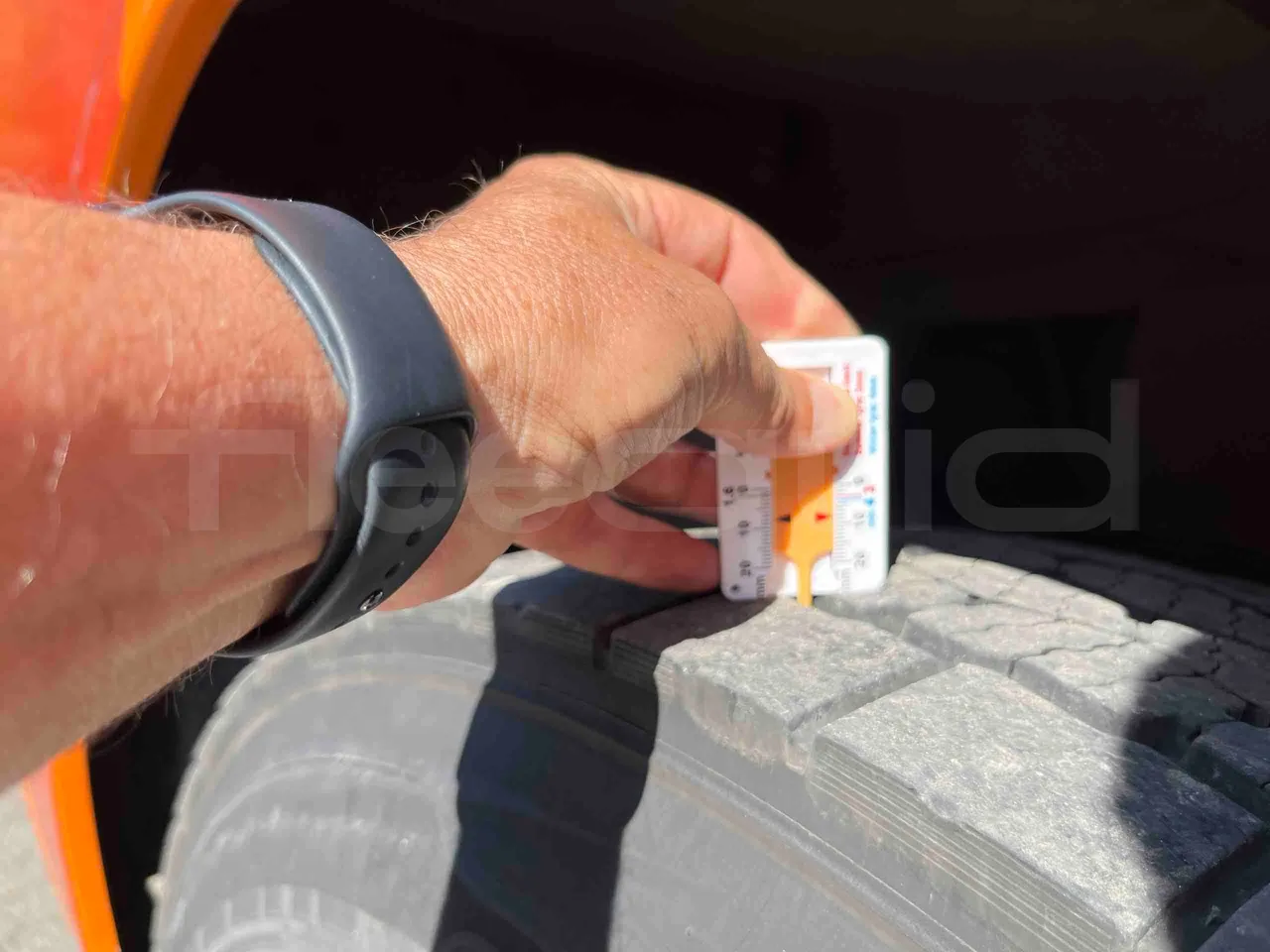 Iveco Magelys - Second Axle Left Side: Tyre Thickness