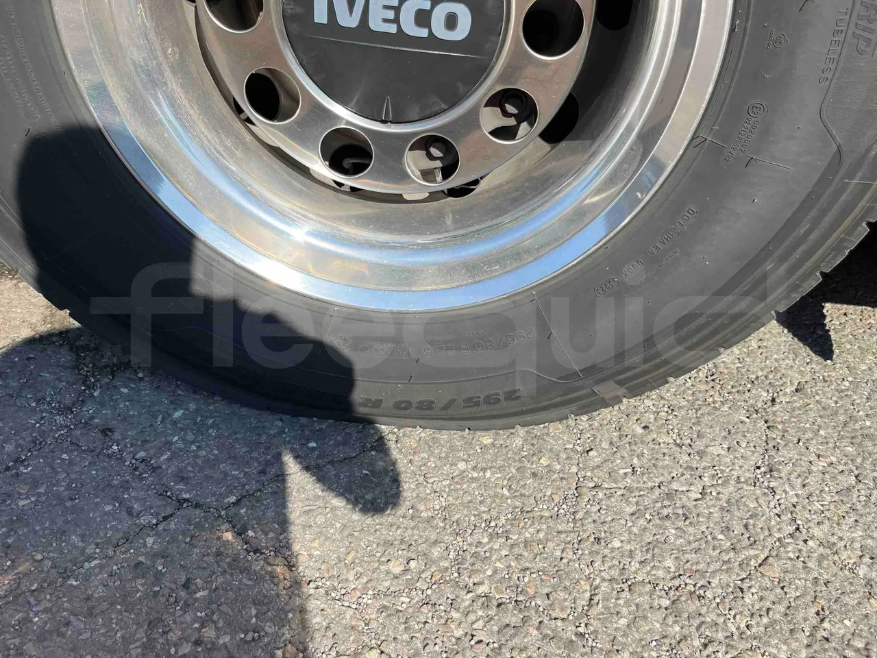 Iveco Magelys - Second Axle Left Side: Complete Wheel