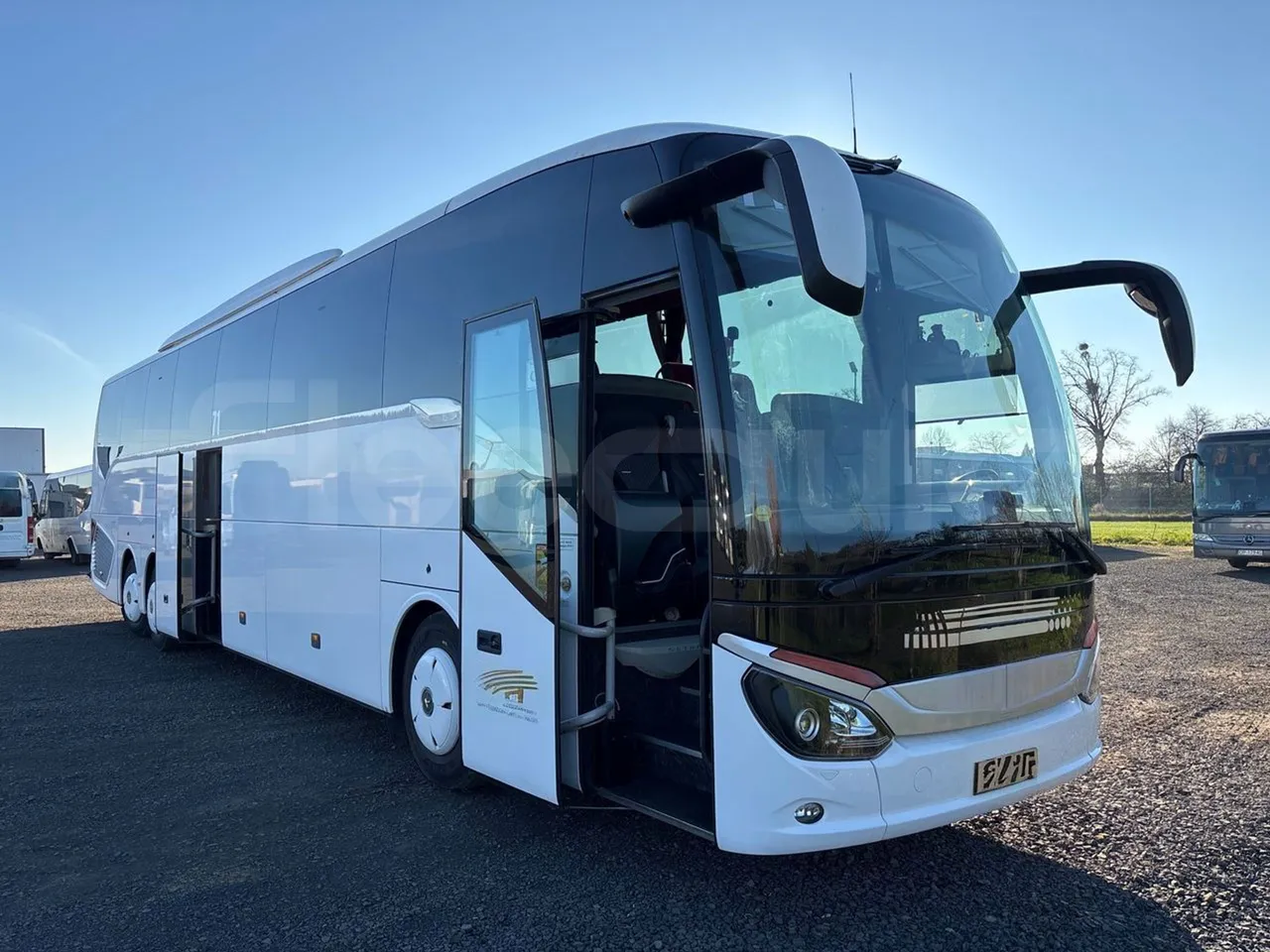 Setra S517 HD 41003 - EURO6 - 350kw - 14.165m - 3/4 right front doors open