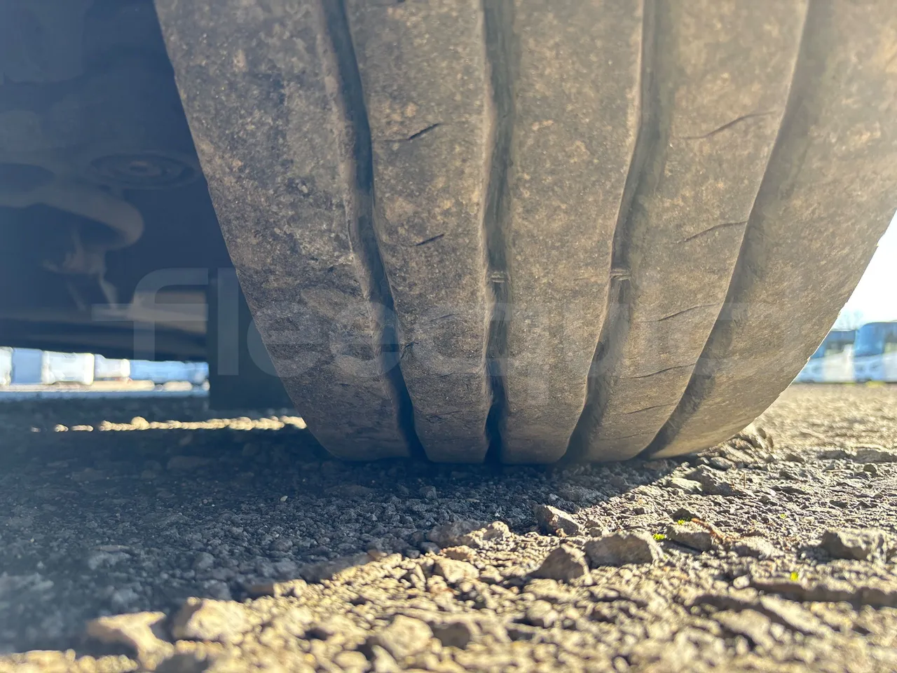 Setra S517 HD 41003 - EURO6 - 350kw - 14.165m - tread condition front tires left