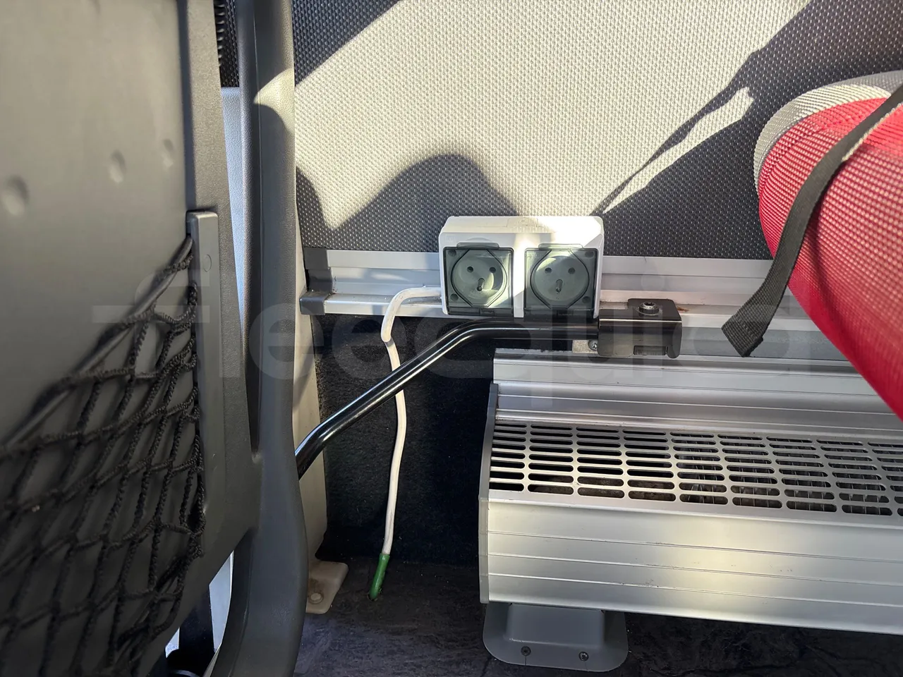 Setra S517 HD 41003 - EURO6 - 350kw - 14.165m - power outlets detail