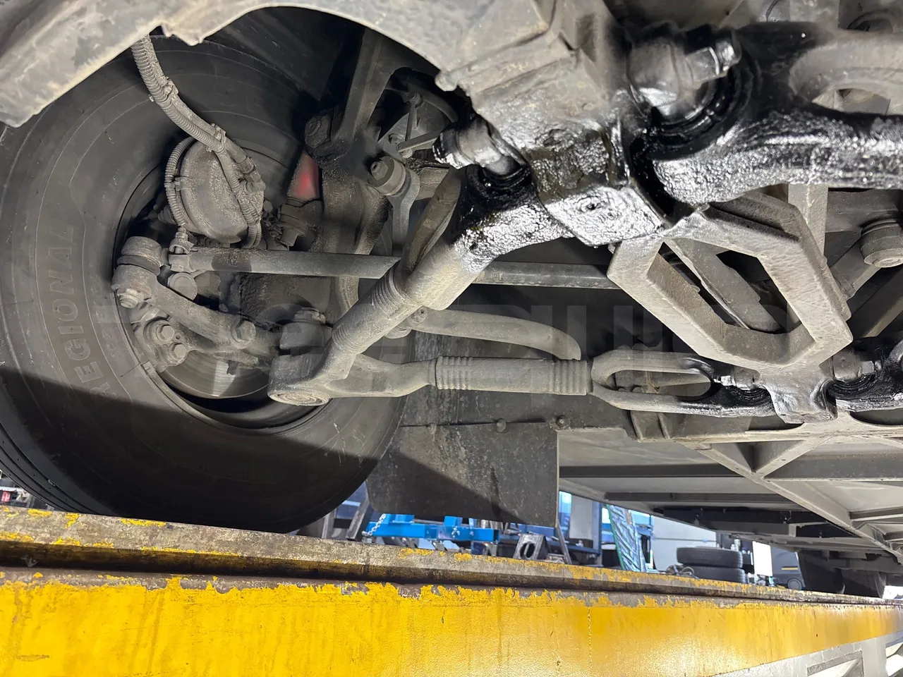 Setra S517 HD 41003 - EURO6 - 350kw - 14.165m - front axle left side