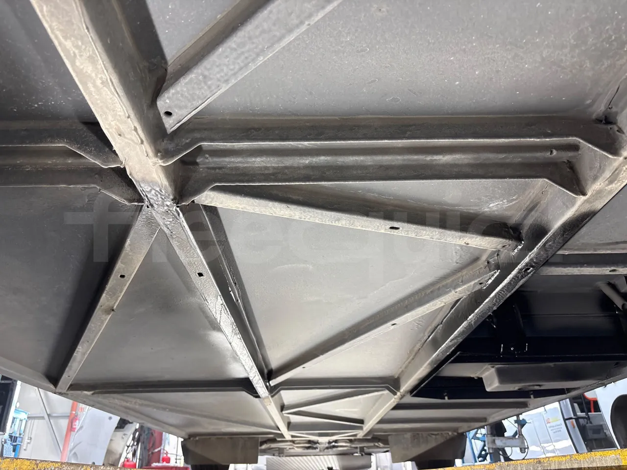 Setra S517 HD 41003 - EURO6 - 350kw - 14.165m - central undercarriage photo