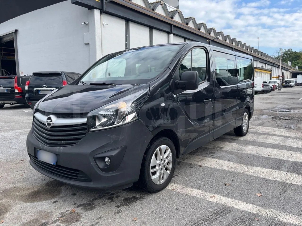Opel Vivaro - B X83 - EUR6 - 92kW - 5.399m - 3/4 front left