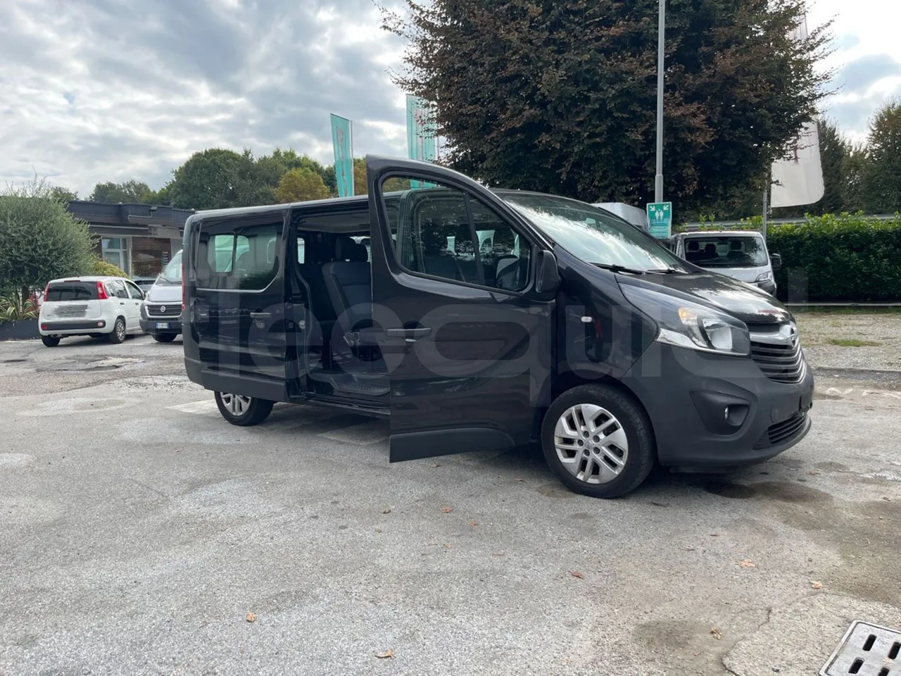 Opel Vivaro - B X83 - EUR6 - 92kW - 5.399m - 3/4 right front doors open