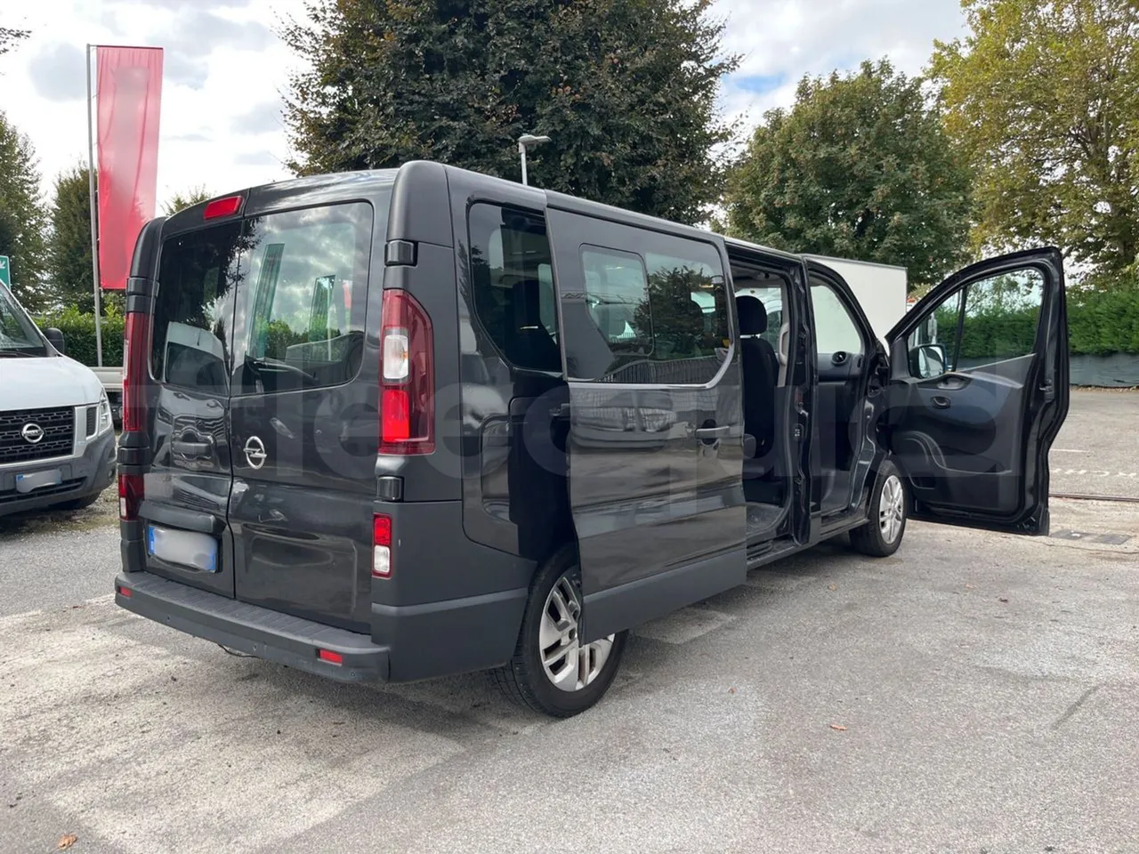 Opel Vivaro - B X83 - EUR6 - 92kW - 5.399m - 3/4 right rear doors open