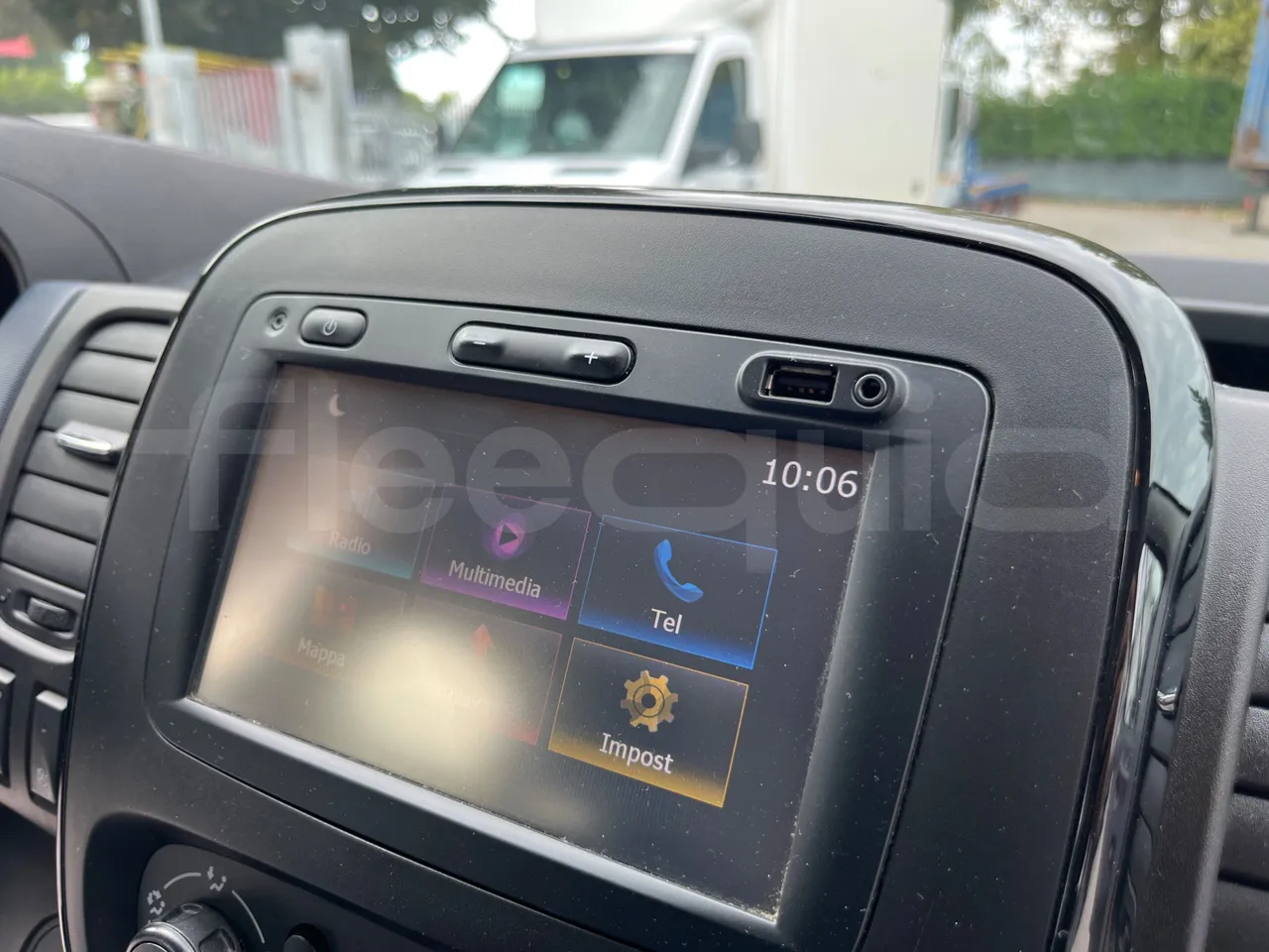 Opel Vivaro - B X83 - EUR6 - 92kW - 5.399m - usb charging detail