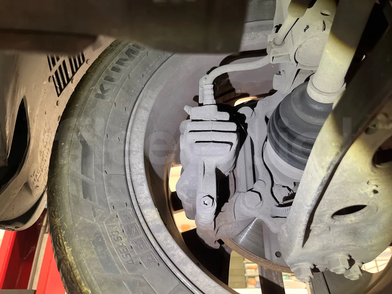 Opel Vivaro - B X83 - EUR6 - 92kW - 5.399m - front brake calipers right