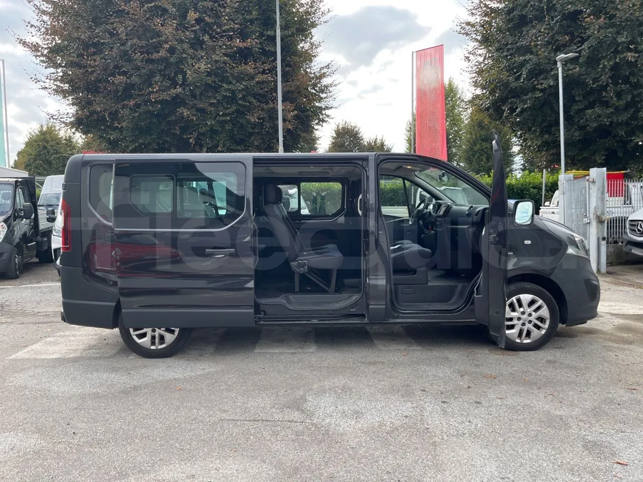 Opel Vivaro - B X83 - EUR6 - 92kW - 5.399m - right side doors open