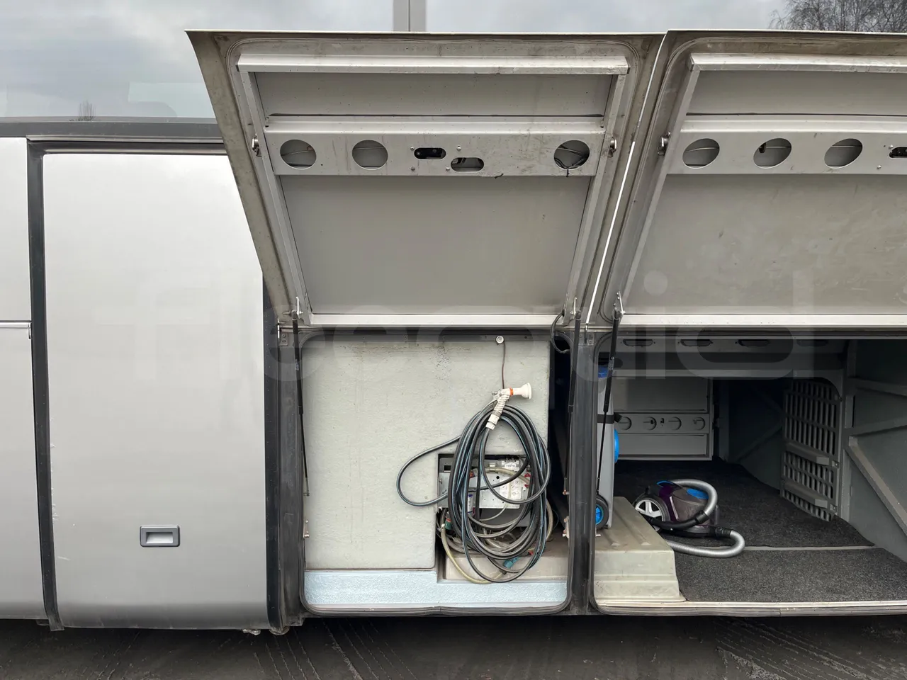 Mercedes-Benz Tourismo RHD - Euro5 - 300kW -  12.140mt - external compartments photo