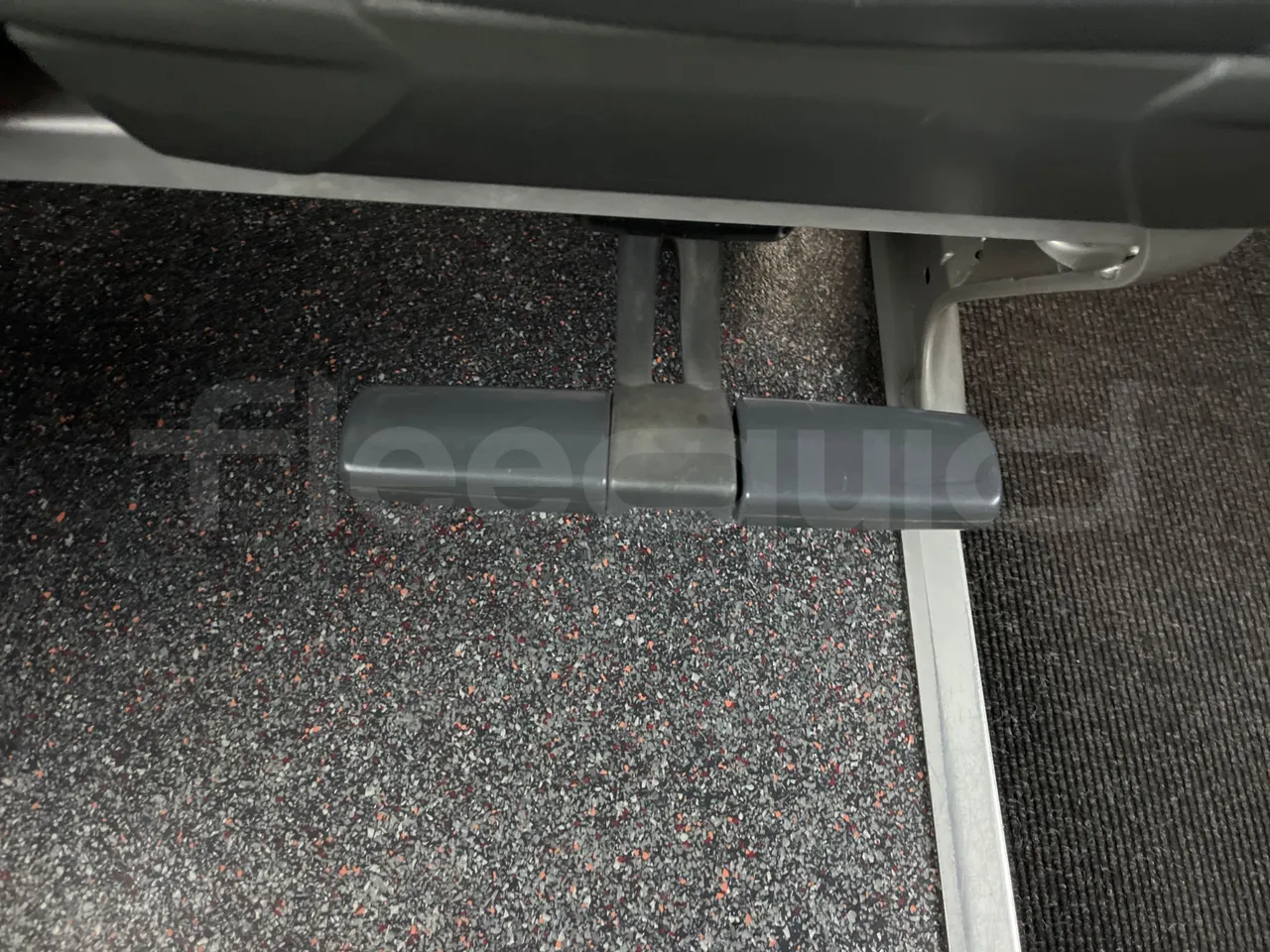 Mercedes-Benz Tourismo RHD - Euro5 - 300kW -  12.140mt - footrest detail photo