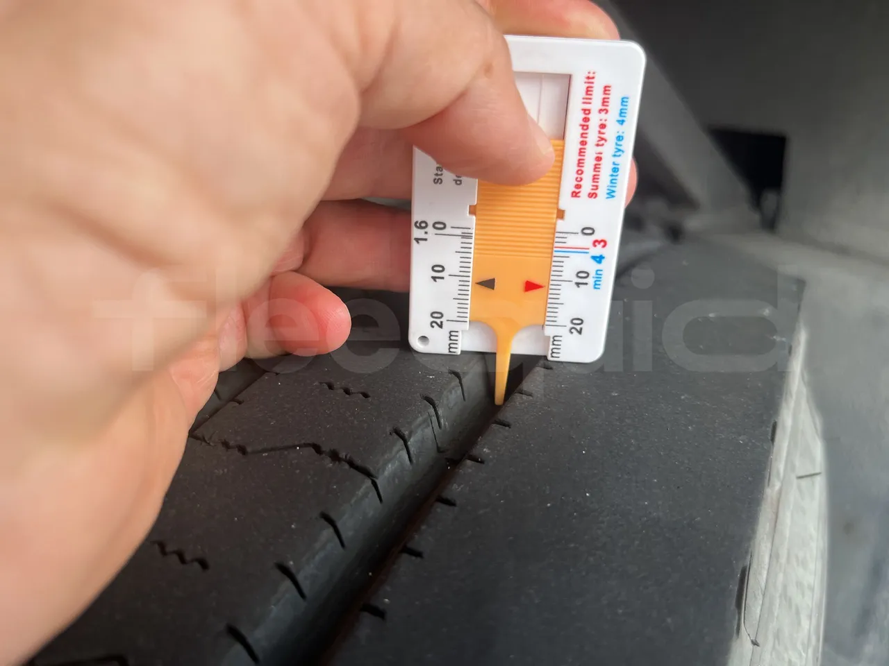 Scania Touring HD - First Axle Left Side: Tyre Thickness