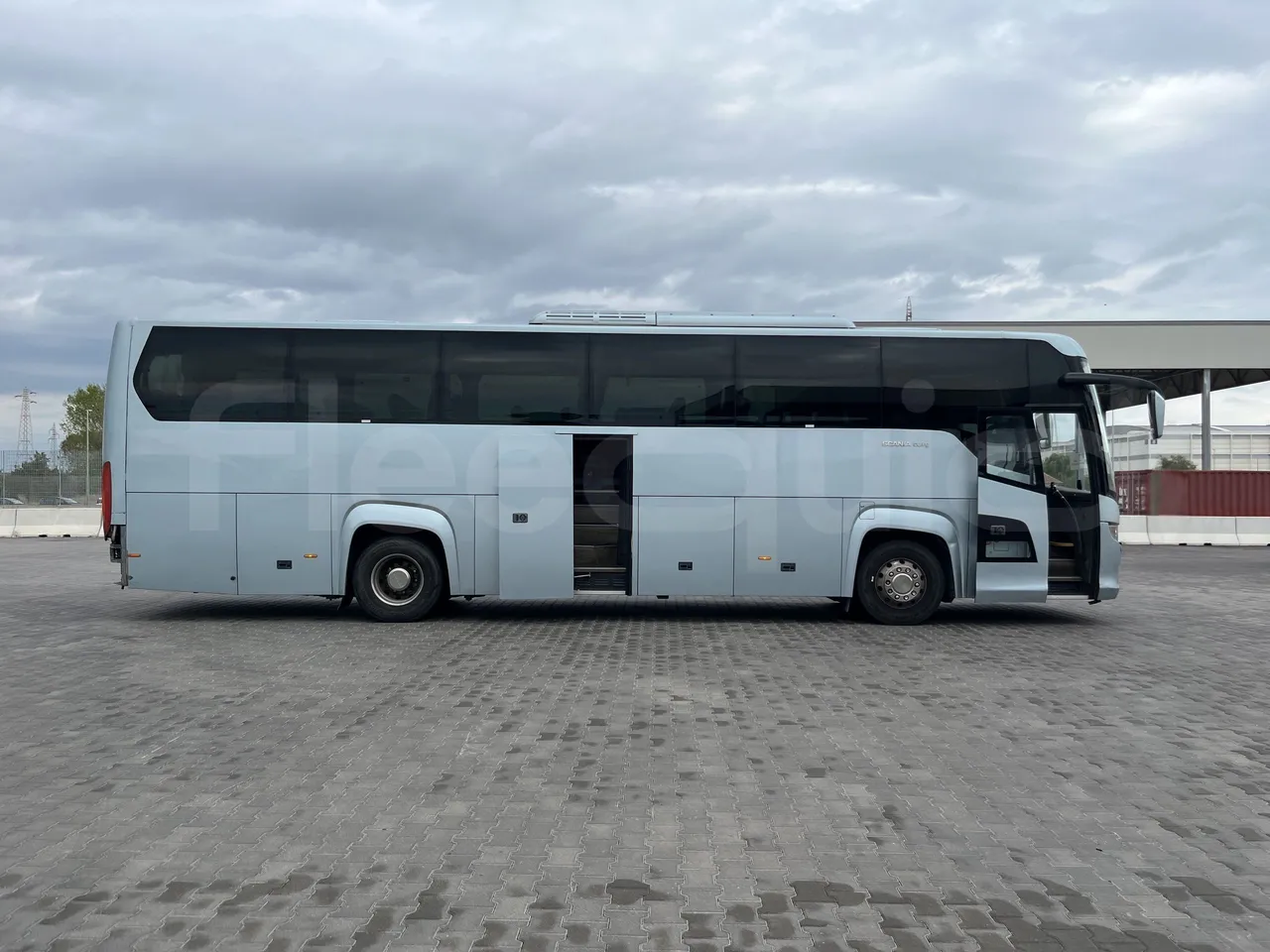 Scania Touring HD - Right Side Doors Open