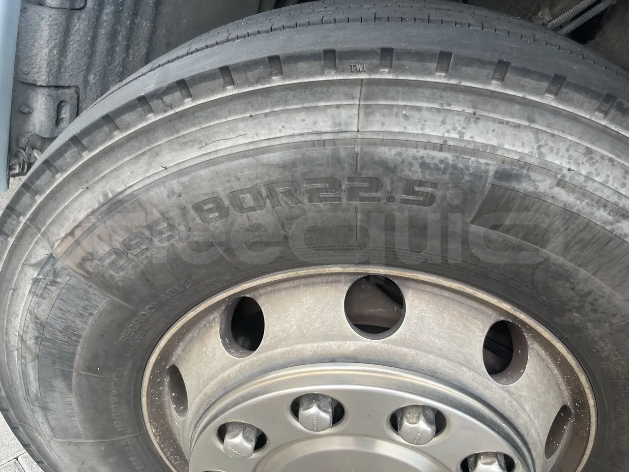 Scania Touring HD - First Axle Left Side: Tyre Size