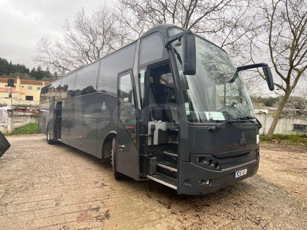 Volvo B12B 4X2 - Euro 3 - 279 kW - 12.2 mt - 3/4 right front doors open