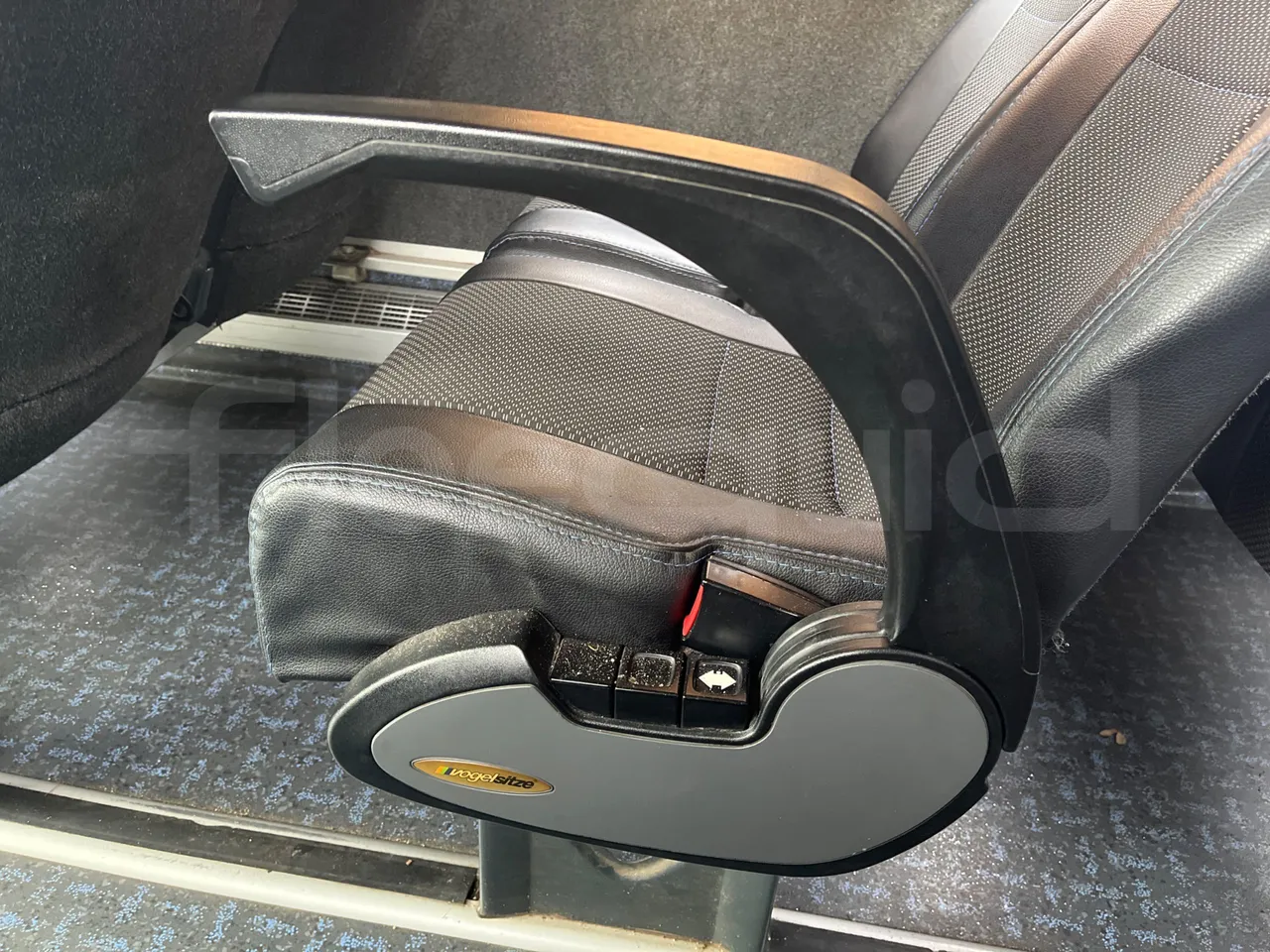 Volvo B12B 4X2 - Euro 3 - 279 kW - 12.2 mt - usb charging detail