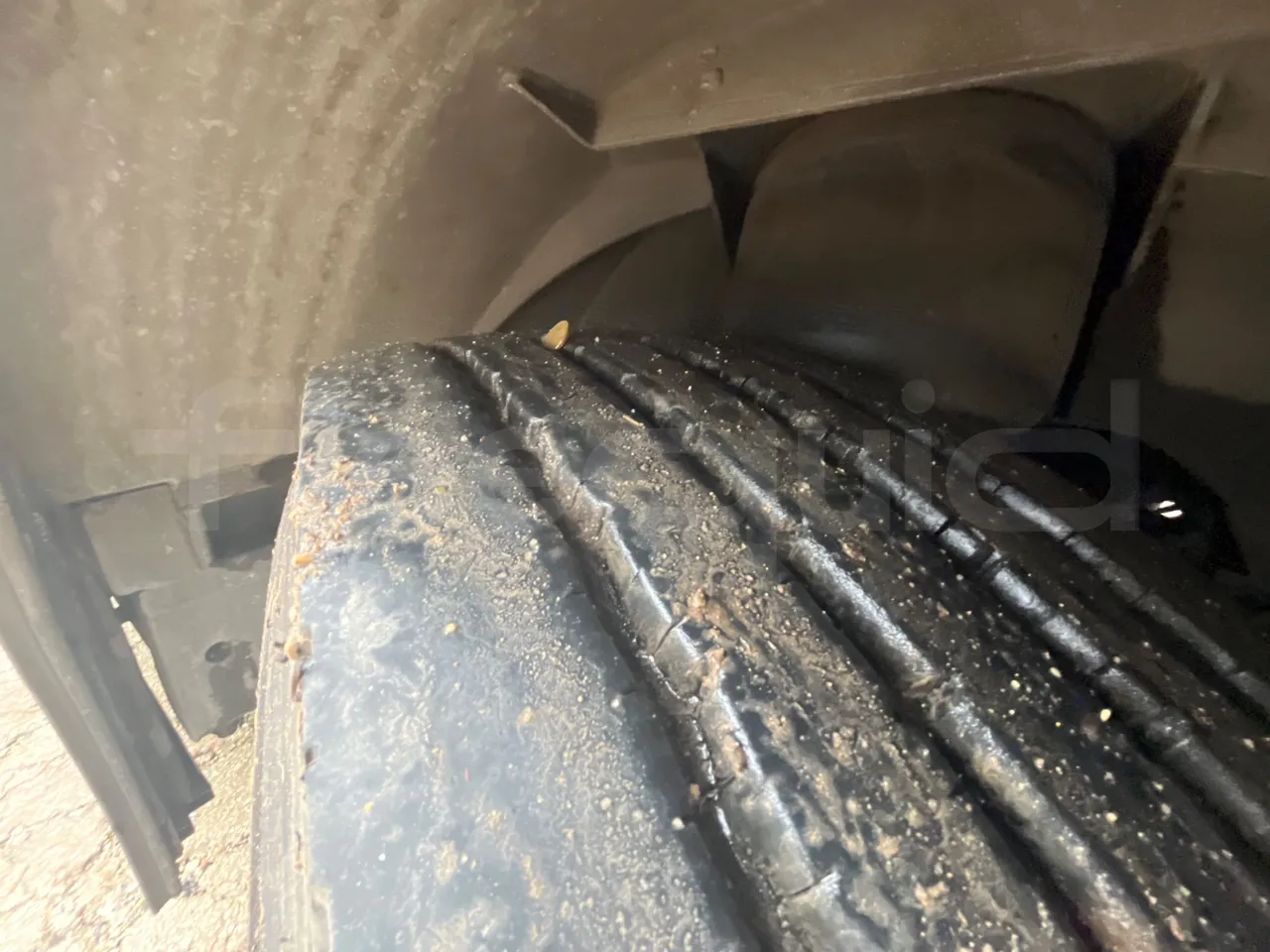 Volvo B12B 4X2 - Euro 3 - 279 kW - 12.2 mt - tread condition front tires right