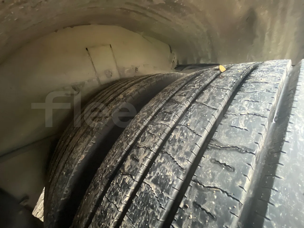 Volvo B12B 4X2 - Euro 3 - 279 kW - 12.2 mt - tread condition third axle tires left