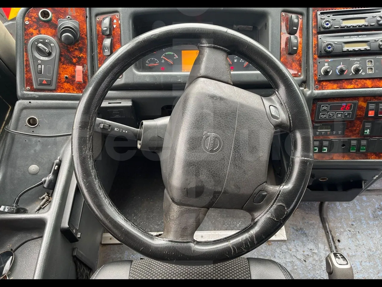 Volvo B12B 4X2 - Euro 3 - 279 kW - 12.2 mt - steering wheel photo