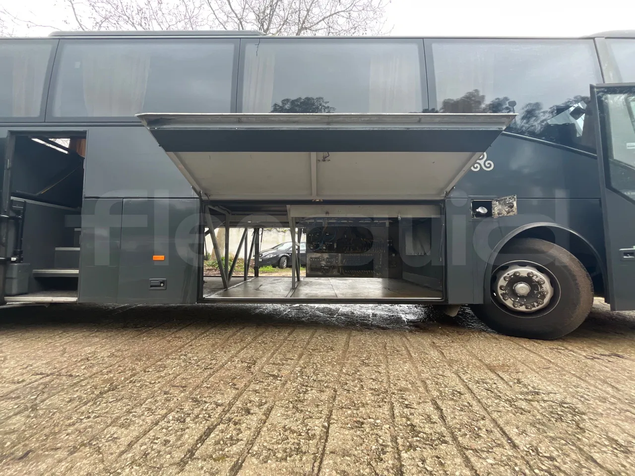 Volvo B12B 4X2 - Euro 3 - 279 kW - 12.2 mt - under carpet photo