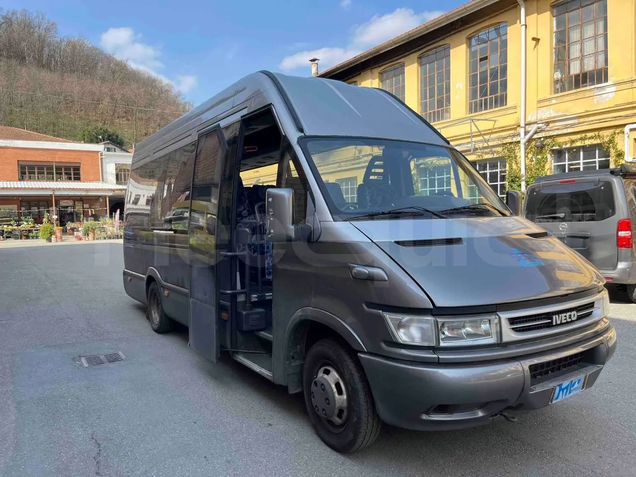 Iveco Daily A50CF/16 - EUR3 - 122kW - 6.948m - 3/4 right front doors open