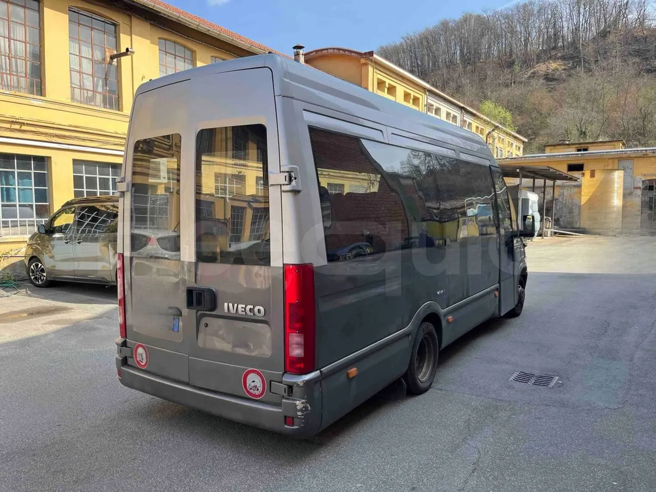 Iveco Daily A50CF/16 - EUR3 - 122kW - 6.948m - 3/4 right rear doors closed