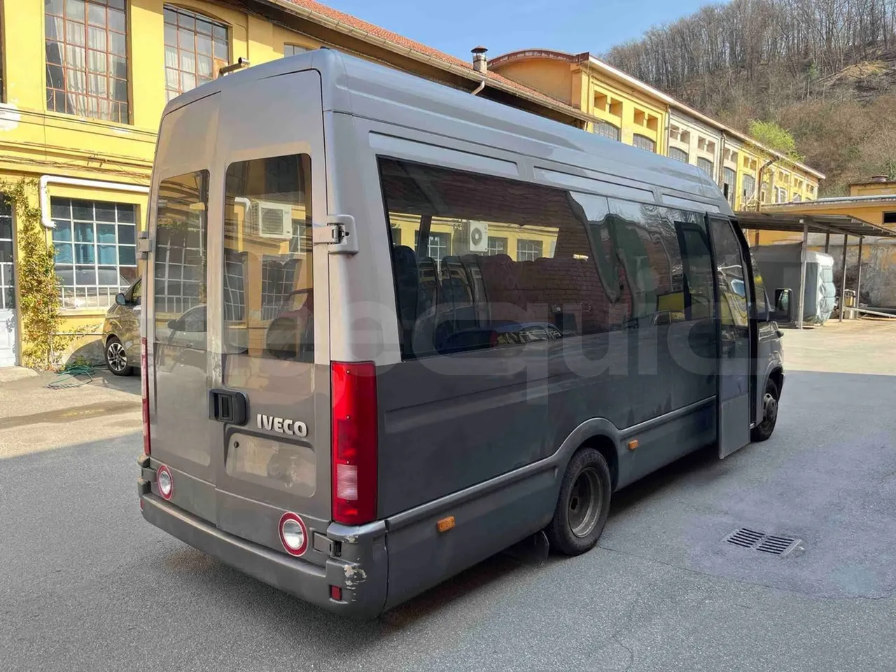 Iveco Daily A50CF/16 - EUR3 - 122kW - 6.948m - 3/4 right rear doors open