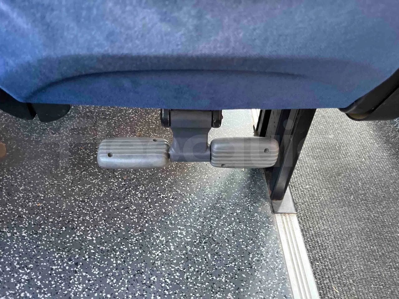 Iveco Daily A50CF/16 - EUR3 - 122kW - 6.948m - footrest detail photo