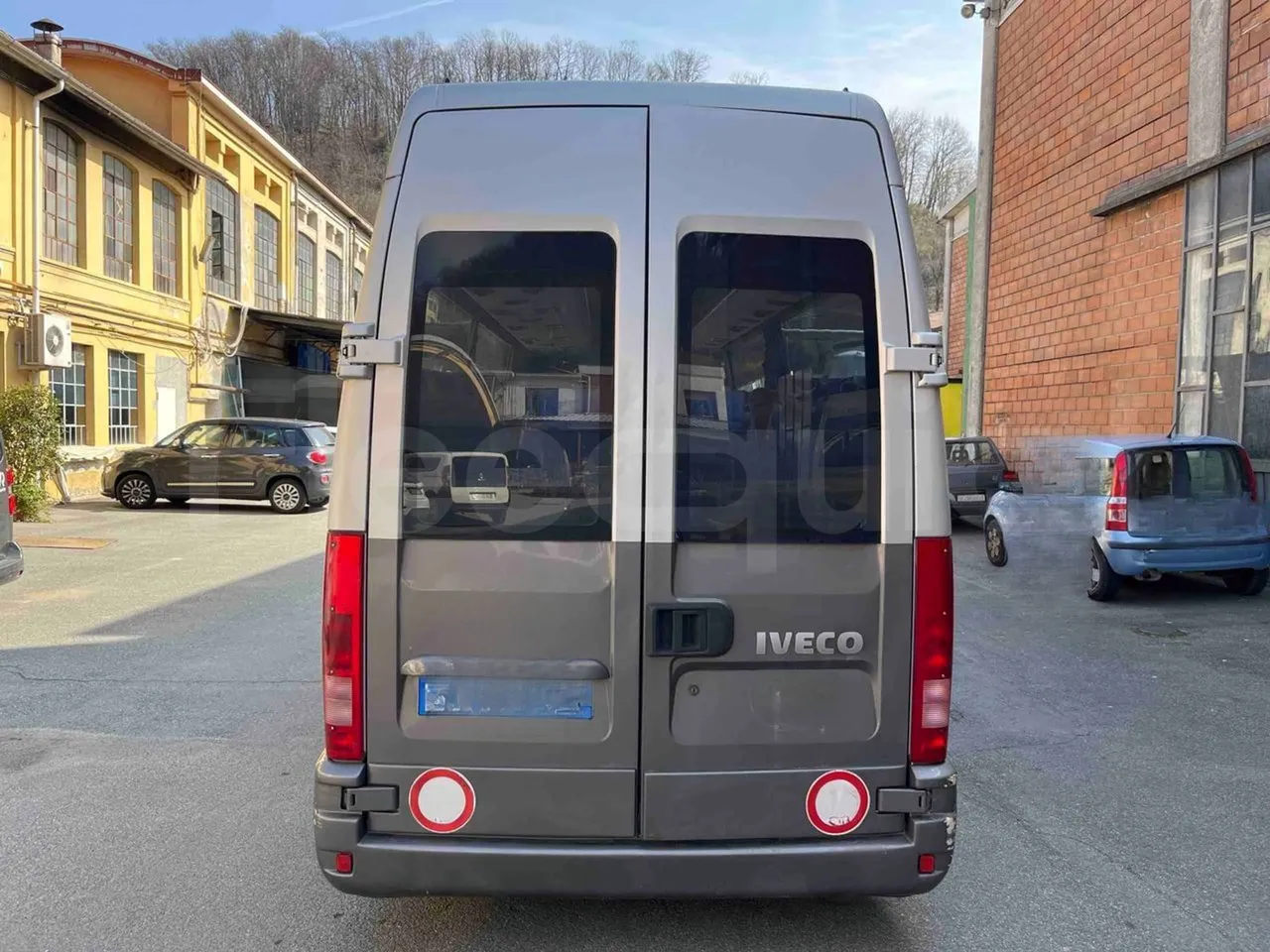 Iveco Daily A50CF/16 - EUR3 - 122kW - 6.948m - rear hatch closed