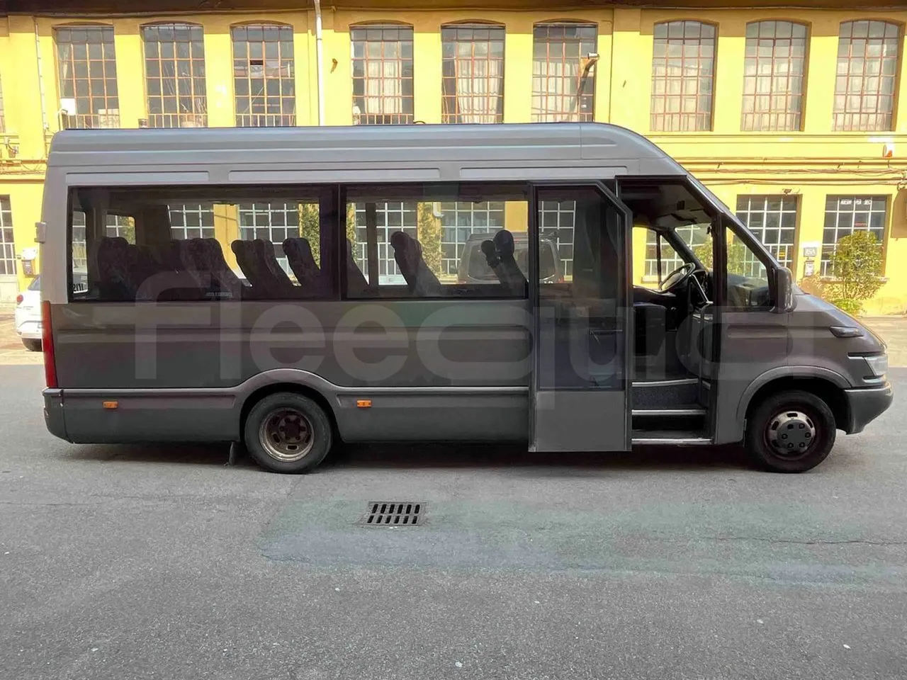 Iveco Daily A50CF/16 - EUR3 - 122kW - 6.948m - right side doors open