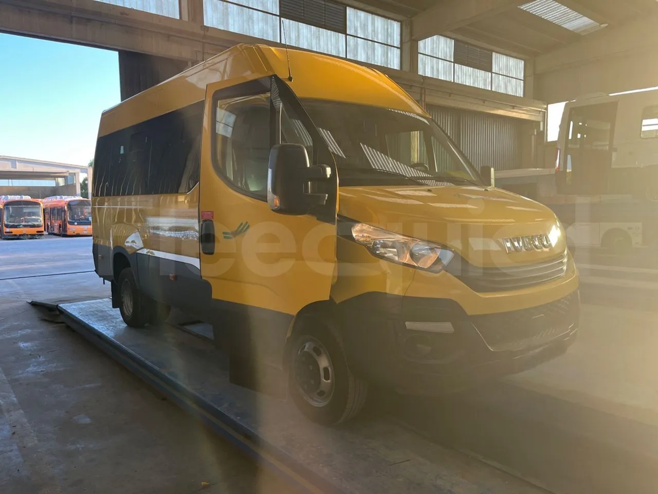 Iveco Daily 50C14N - EUR6 - 100kW - 6,048m - 3/4 right front doors open