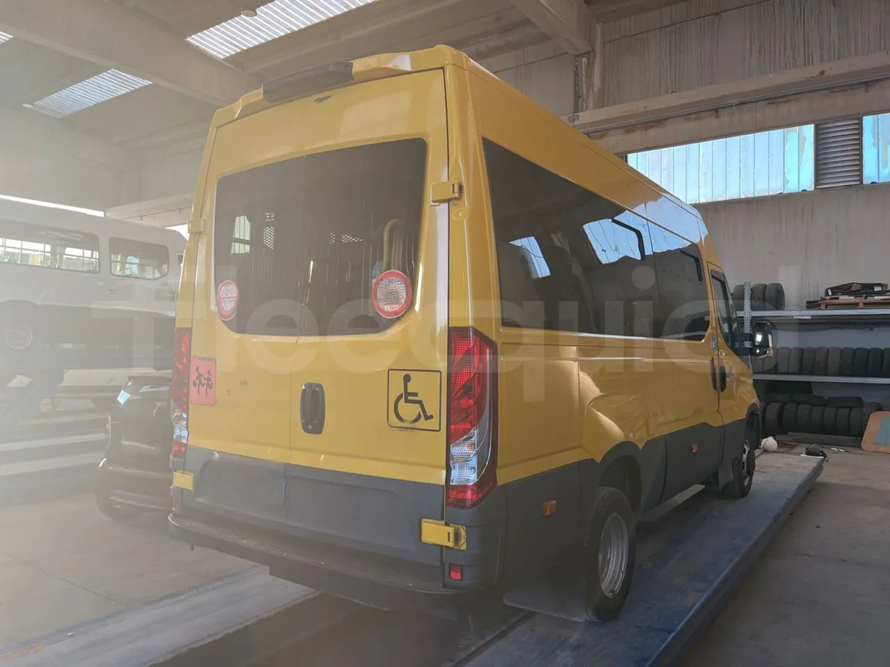 Iveco Daily 50C14N - EUR6 - 100kW - 6,048m - 3/4 right rear doors closed