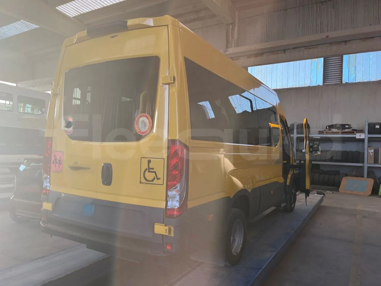 Iveco Daily 50C14N - EUR6 - 100kW - 6,048m - 3/4 right rear doors open