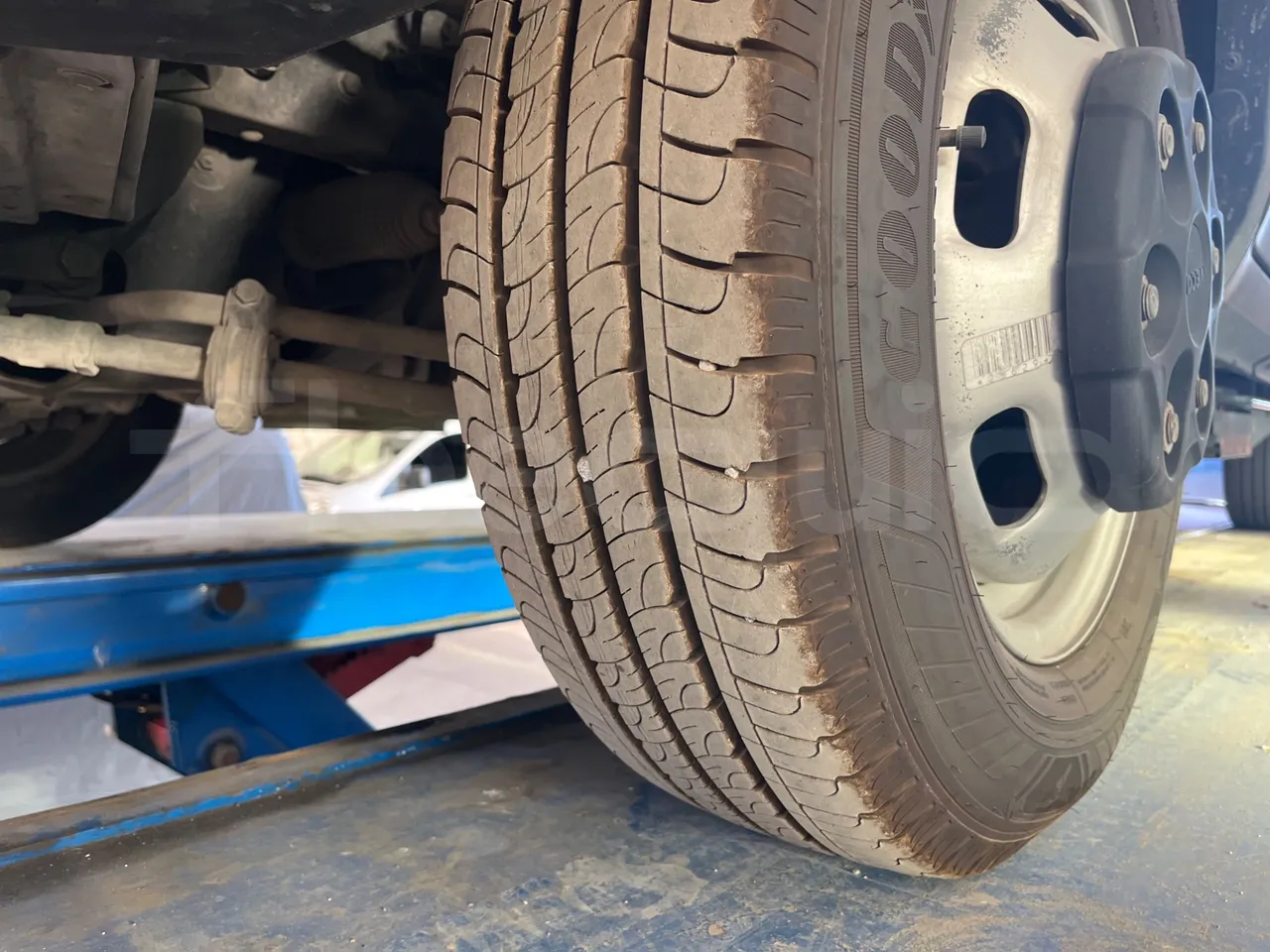 Iveco Daily 50C14N - EUR6 - 100kW - 6,048m - tread condition front tires right