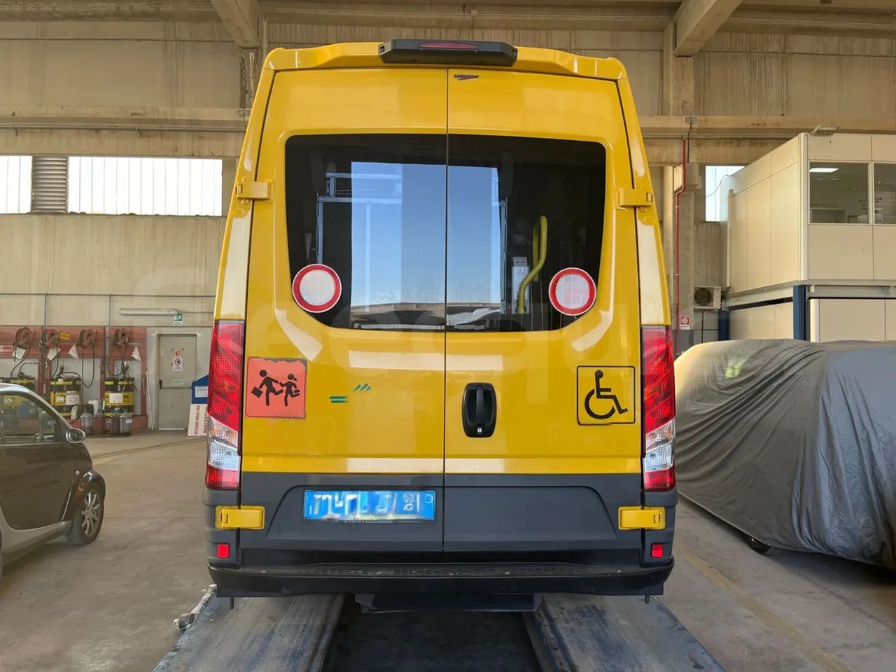 Iveco Daily 50C14N - EUR6 - 100kW - 6,048m - rear hatch closed