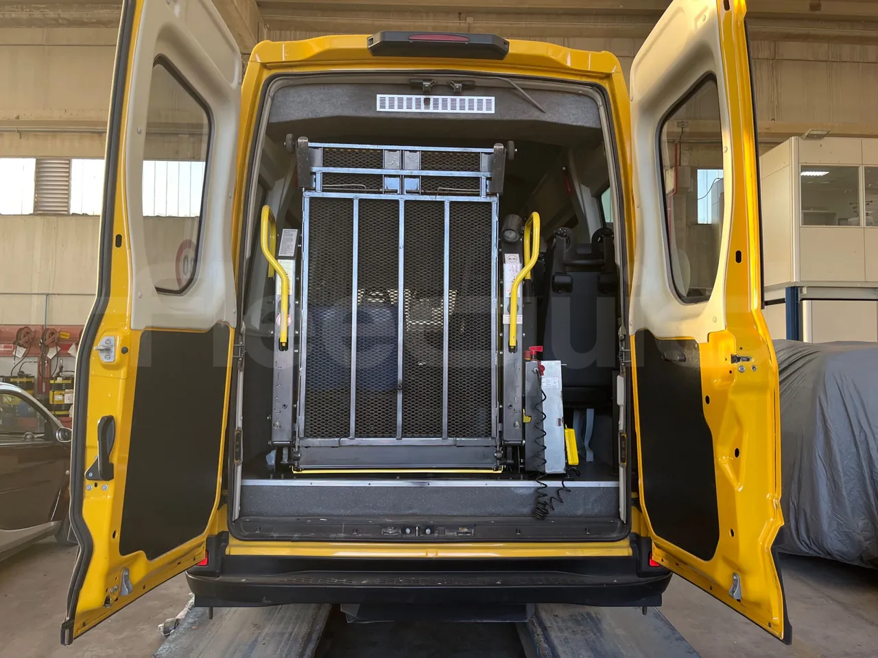 Iveco Daily 50C14N - EUR6 - 100kW - 6,048m - rear hatch open (mandatory for bus to scrap)