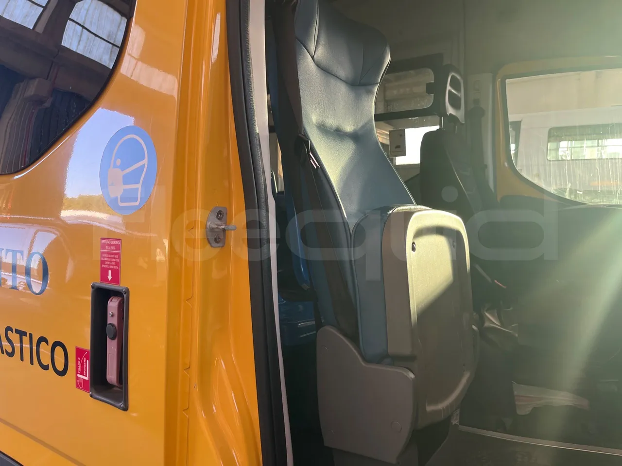 Iveco Daily 50C14N - EUR6 - 100kW - 6,048m - hostess seat photo