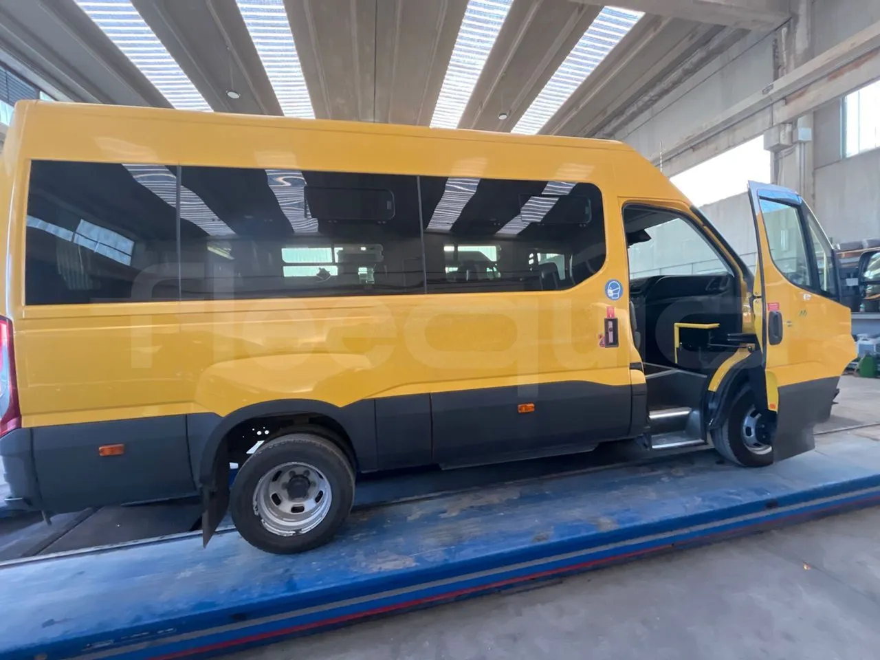 Iveco Daily 50C14N - EUR6 - 100kW - 6,048m - right side doors open