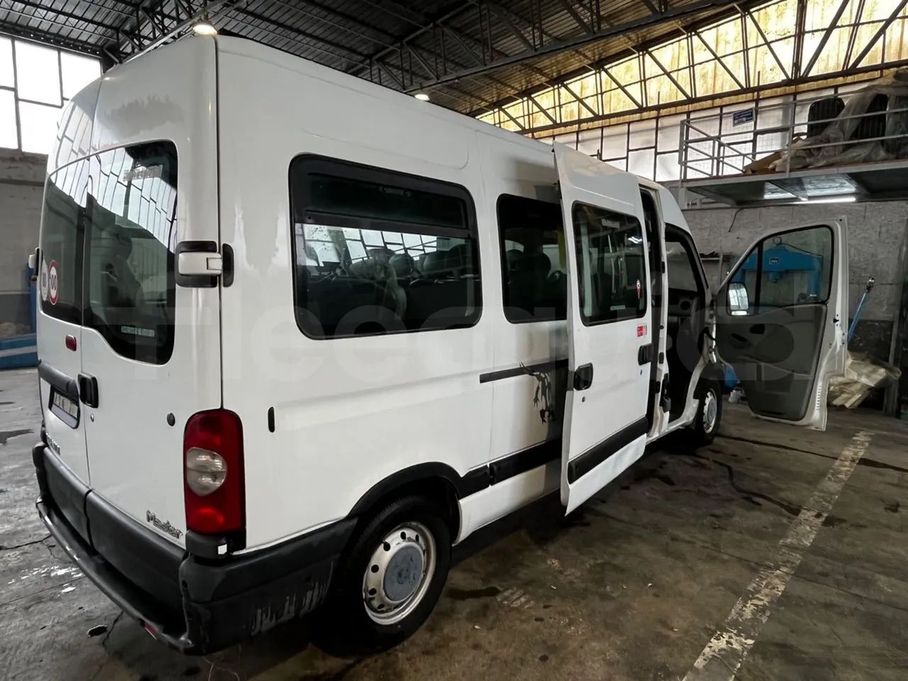 Renault Master NDDUL6/16 - EUR3 - 84kW - 5.899m - 3/4 right rear doors open