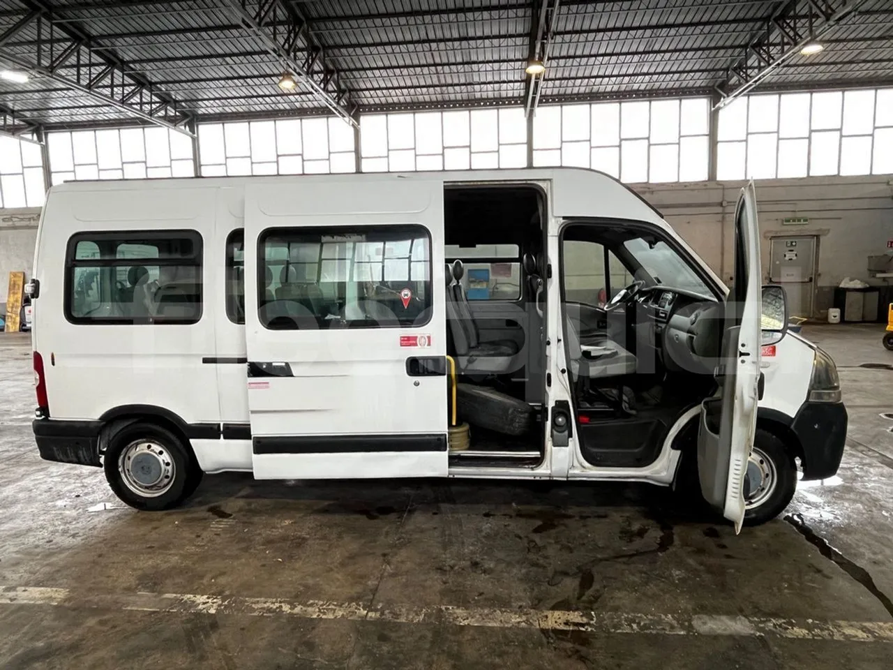 Renault Master NDDUL6/16 - EUR3 - 84kW - 5.899m - right side doors open